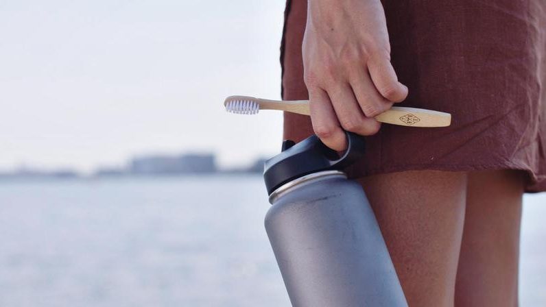 Moet je je mond spoelen na tandenpoetsen